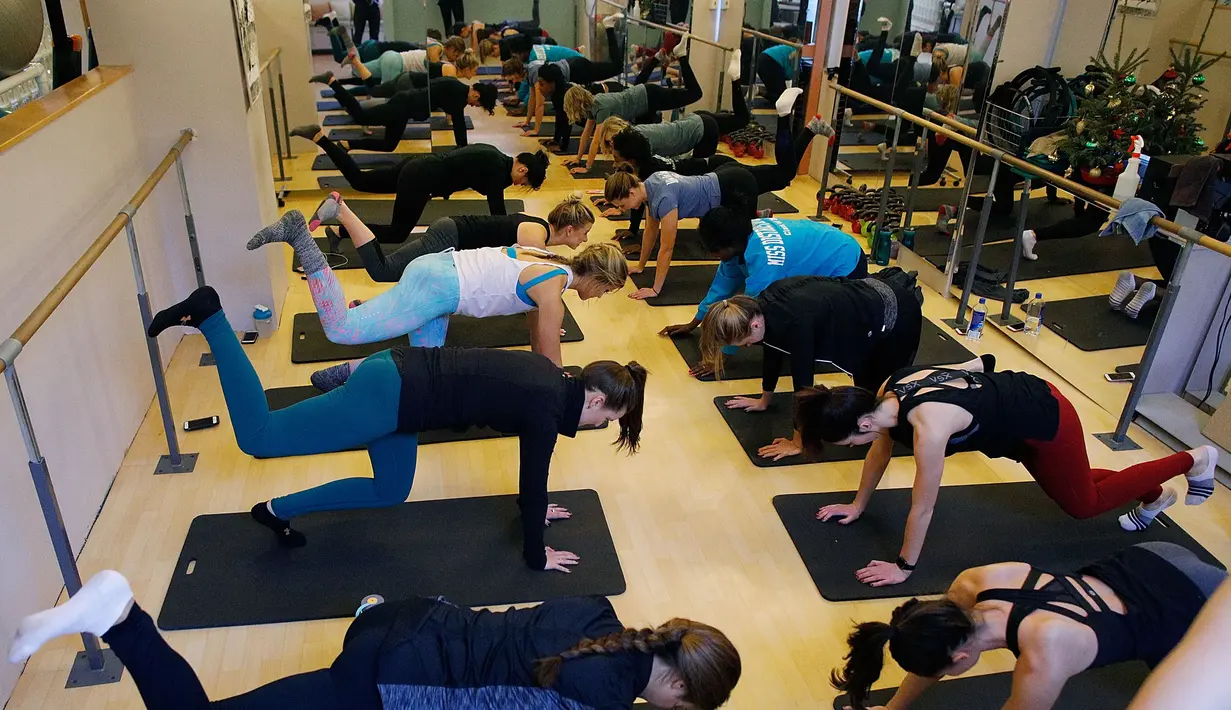 Kontestan Miss America 2018 saat mengikuti latihan Pilates untuk menyesuaikan diri dengan Big Piano Fitness, New York, (01/1). (Lars Niki / Getty Images / AFP)