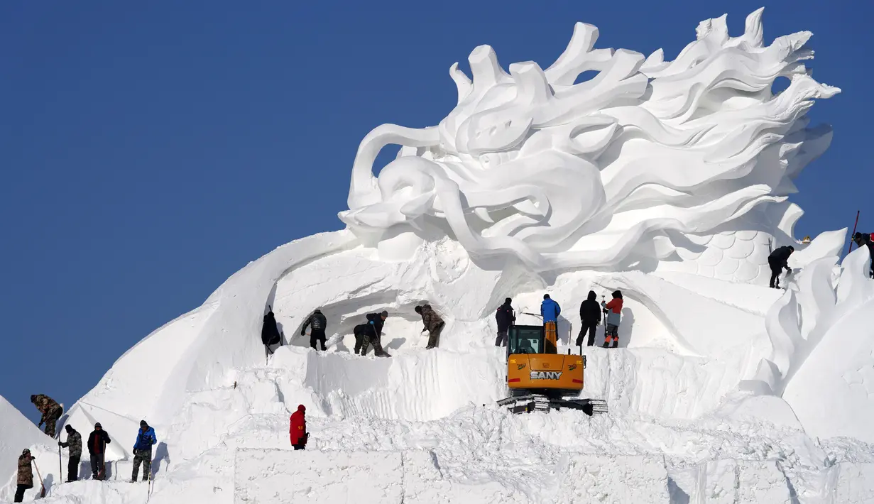 Para pemahat salju mengerjakan patung salju utama di kompleks Pameran Seni Pahatan Salju Internasional Pulau Matahari Harbin ke-33, Harbin, Provinsi Heilongjiang, China, 18 Desember 2020. (Xinhua/Wang Jianwei)