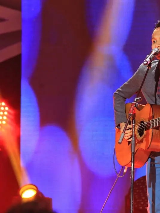 "Freza dari awal lihat memang sudah punya karakter vokal yang kuat. Freza penyanyi solo dengan suara tenor serak dengan gitar dan tampilan yang bener-bener mengandalkan suara,” puji Naga Lyla selaku salah satu juri. (Adrian Putra/Bintang.com)