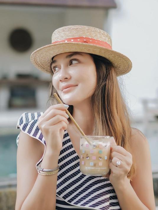 Dengan menggunakan topi pantai membuat mantan kekasih dari Ariel Noah ini terlihat semakin stylish. Luna pun terlihat pandai dalam memadupadankan antara topi dan gaya berpakaiannya. (Liputan6.com/IG/lunamaya)