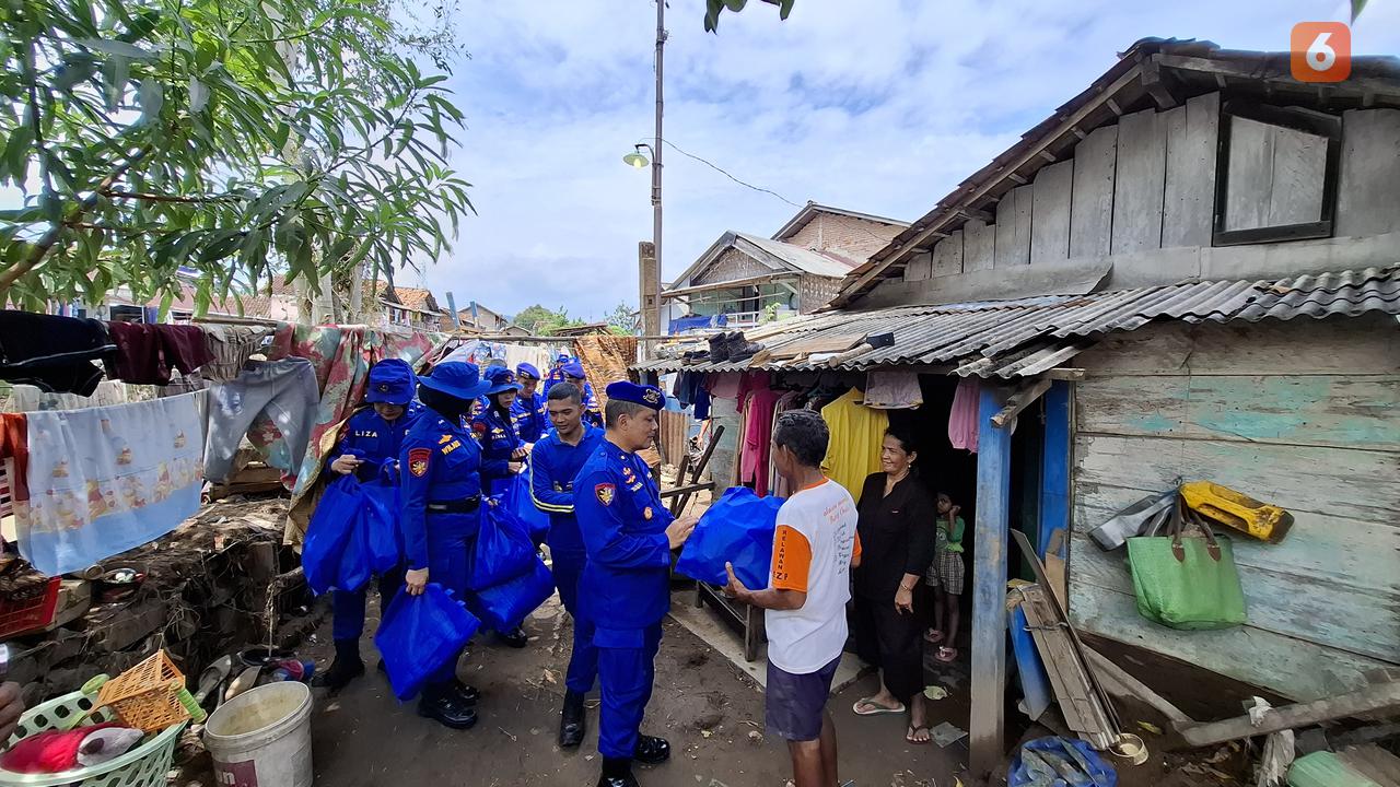 Dit Polairud Polda Lampung menyalurkan bantuan berupa selimut kepada warga Bandar Lampung yang terdampak bencana banjir besar. Foto : (Liputan6.com/Ardi).
