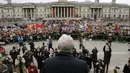 Pemimpin Partai Buruh Inggris Jeremy Corbyn berbicara dengan pendemo saat aksi menolak ancaman perang dengan Iran, di London, Inggris (11/1/2020). (AFP/Tolga Akmen)