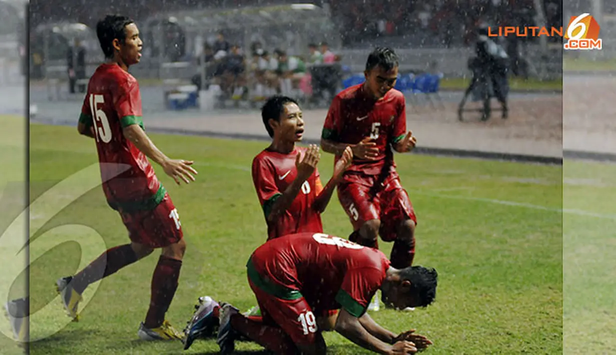 Evan Dimas (tengah) bersimpuh dan mengucap syukur usai mencetak gol ke gawang Korea Selatan