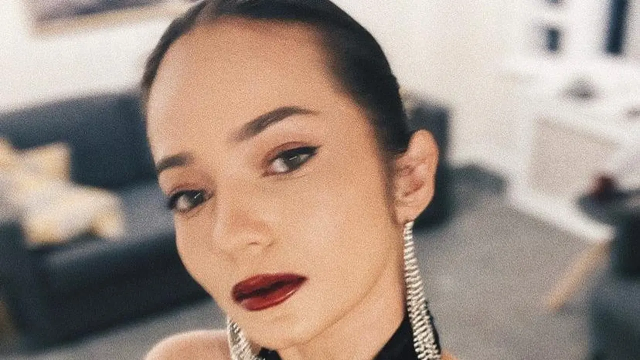 8 Potret Cantik Enzy Storia Liburan Keliling Eropa Bareng Bestie, Gayanya Selalu On Point!
