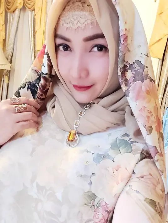 Roro FItria berhijab (Sumber: Instagram/roro.fitria1989)