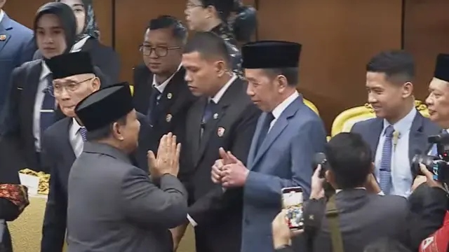 Jokowi beri dua jempol untuk Presiden Prabowo di sidang tahunan MPR/DPR