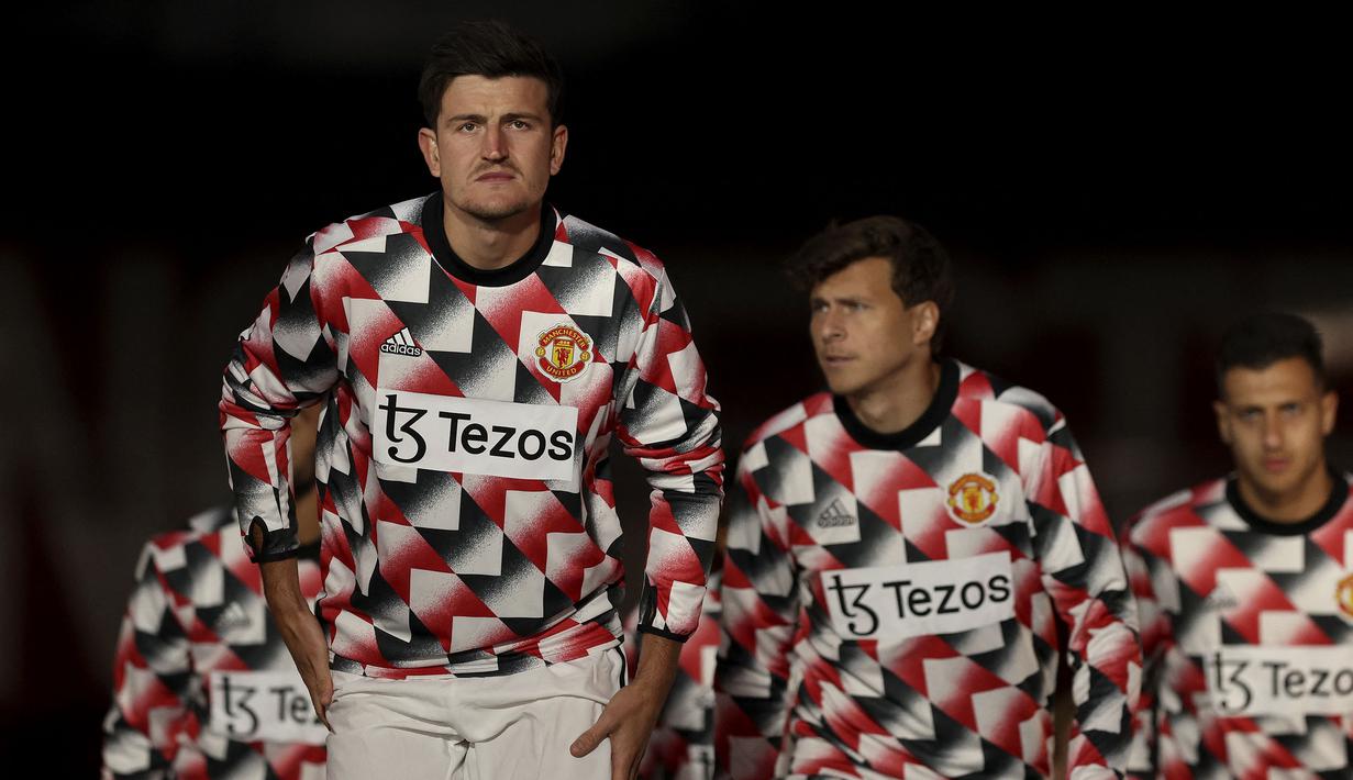 Harry Maguire baru diturunkan oleh Erik ten Hag saat laga Manchester United melwan Arsenal di Liga Inggris. Ia dimasukkan untuk menggantikan Lisandro Martinez pada menit ke-80. Ironisnya, bek asal Inggris tersebut malah mendapatkan kartu kuning usai melakukan pelanggaran keras. Dengan performanya yang seperti itu, Ten Hag sepertinya akan tetap memilih duet Lisandro Martinez dan Raphael Varane untuk mengisi pos pertahanan di skuat utama MU. (AFP/Martin Keep)