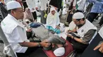 Sejumlah tim membantu demonstran yang kelelahan saat melakukan demo di depan Balai Kota, Jakarta, Jumat (4/11). Terlihat beberapa massa sedang beristirahat, dan ada juga yang sedang mendapat perawatan. (Liputan6.com/Yoppy Renato)