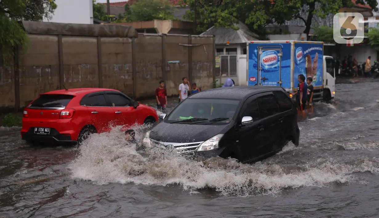Pengendara terjebak banjir yang menggenangi jalan Bayangkara Pusdiklat, Kota Tangerang Selatan, Banten, Selasa (2/11/2021). Ada potensi hujan lebat dengan intensitas lebih dari 50 milimeter (mm) per hari. (Liputan6.com/Angga Yuniar)