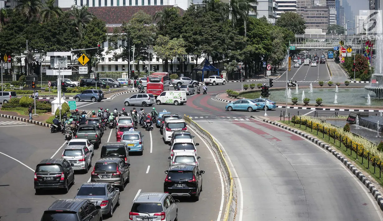 Sejumlah kendaraan melintas di Jalan Merdeka Barat, Jakarta, Rabu (19/6/2019). Hari ini jalan tersebut dibuka untuk umum di tengah berlangsungnya sidang ketiga sengketa Pilpres 2019. (Liputan6.com/Faizal Fanani)