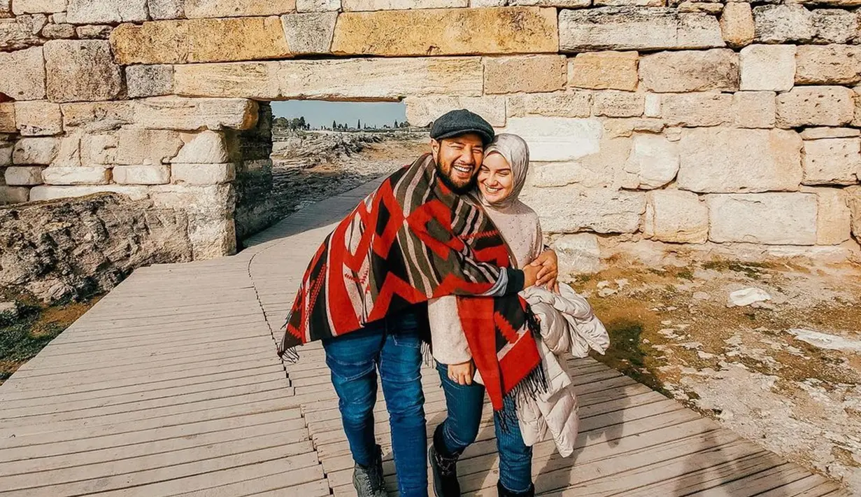 Orang tua dari Air Rumi dan Ara Puti ini sering habiskan waktu dengan berlibur ke luar negeri. Foto keduanya berlibur ini curi perhatian karena terlihat begitu bahagia. Bahkan netizen menyebut foto ini layaknya seperti bulan madu pengantin baru. (Liputan6.com/IG/_irishbella_)