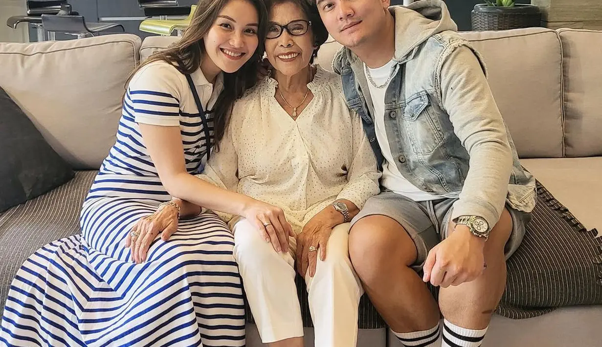 Kali ini, keduanya berfoto bersama Oma Boy William. Ayu Ting Ting tampil manis dengan polo shirt dress bermotif garis-garis biru lengan pendek, sedangkan Boy mengenakan kaus putih ditumpuk hoodie denim jacket dan celana pendek berwarna abu-abu. [Foto: Instagram/boywilliam17]