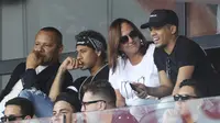 Penyerang Paris Saint-Germain (PSG), Neymar (dua dari kiri), menonton dari tribun bersama sang ayah, Neymar Santos (kiri) dan ibunda tercinta, Nadine Santos (dua dari kanan) serta sobat dekat, Jo Amancio, Sabtu (5/8/2017), di Parc de Princes, Paris.  (AFP