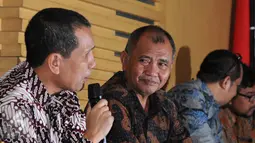 Ketua KPK Agus Raharjo (tengah) didampingi Deputi Bidang Pencegahan KPK Pahala Nainggolan(kiri) saat menggelar diskusi pimpinan KPK dengan media di Gedung KPK, Jakarta, Selasa (12/1). (Liputan6.com/Helmi Afandi)