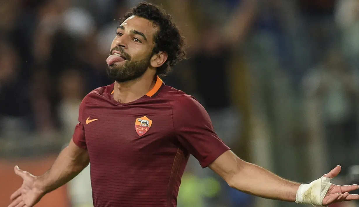Selebrasi gelandang AS Roma, Mohamed Salah setelah mencetak gol ke gawnag Crotone pada laga Liga Italia 2016/2017 di Olympic Stadium, Roma (21/9/2016). Mohamed Salah yang kini menjalani musim ketujuh bersama Liverpool tercatat pernah membela Chelsea selama 2,5 musim mulai tengah musim 2013/2014 hingga akhir musim 2015/2016. Pada awal musim 2015/2016 ia dipinjamkan ke AS Roma dan akhirnya dipermanenkan pada musim berikutnya. (AFP/Andreas Solaro)