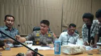 Polisi mencekal salah seorang tersangka kasus dugaan korupsi Madrasah Aliyah Gowa saat hendak kabur ke Jakarta (Liputan6.com/ Eka Hakim)