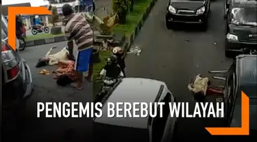 Diduga akibat berebut wilayah, dua pengemis wanita di Jember berkelahi di jalan raya.