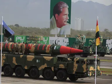 Rudal The Shaheen-III diarak saat parade Pakistan Day di Islamabad, (23/3). Pakistan Day merupakan hari untuk memperingati Resolusi Lahore 23 Maret 1940 dan pembentukan Republik Islam Pakistan. (REUTERS / Faisal Mahmood)