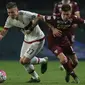 bek Milan, Armero terus tempel Baselli di laga Torino vs Milan (MARCO BERTORELLO / AFP)