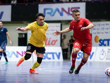Pemain Red Rocket, Cristian Gonzales (kanan) berebut bola dengan pemain Golden Arrow, Vicky Nitinegoro pada laga futsal Turnamen Olahraga Indonesia (TOSI) Season 3 yang berlangsung di Indomilk Arena, Tangerang, Sabtu (12/10/2024). (Bola.com/Bagaskara Lazuardi)