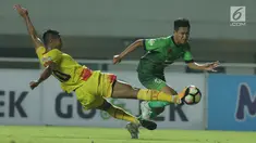 Pemain Bhayangkara FC, Jajang Mulyana (kiri) berusaha merebut bola dari Erwin Ramdani (PS TNI) saat lanjutan Liga 1 Indonesia di Stadion Pakansari, Kab Bogor, Minggu (3/9). Bhayangkara FC unggul 1-0. (Liputan6.com/Helmi Fithriansyah)