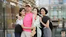 <p>Adik Raffi Ahmad dan adik Nagita Slavina juga ikut serta dalam perjalanan ke Korea kali ini. Mereka mengabadikan keakraban dalam sebuah foto. (Foto: Instagram/ raffinagita1717)</p>