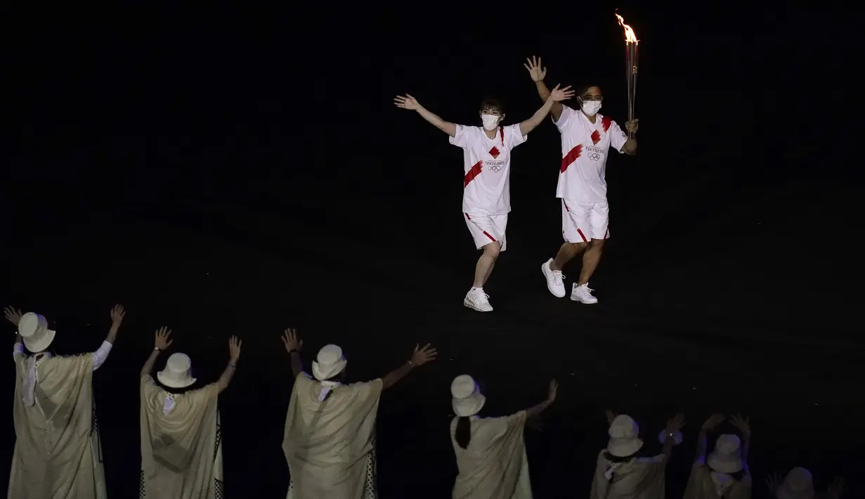 Api Olimpiade telah mengelilingi 20 kota dari 47 prefektur Jepang dalam acara kirab obor yang berlangsung 121 hari sejak akhir Maret lalu sebelum akhirnya tiba saat upacara pembukaan Olimpiade Tokyo 2020 di Olympic Stadium, Tokyo, Jepang, Jumat (23/7/2021). (Foto: AP/Charlie Riedel)