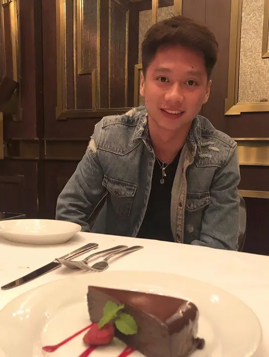Seperti Kevin pakai jaket denim dan kaos hitam, Kevin berfoto sambil memberikan senyum ke arah kamera. Tak heran jika ia memiliki banyak penggemar di Tanah Air. (Liputan6.com/IG/@kevin_sanjaya)