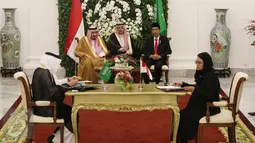 Menteri Luar Negeri Retno Marsudi (kiri) menandatangani kerjasama di Istana Bogor, Jawa Barat, Rabu (1/3). Kerjasama tersebut dalam bidang alat sektor keuangan, UMKM, kesehatan agama, hingga sektor lainnya. (Liputan6.com/Angga Yuniar)