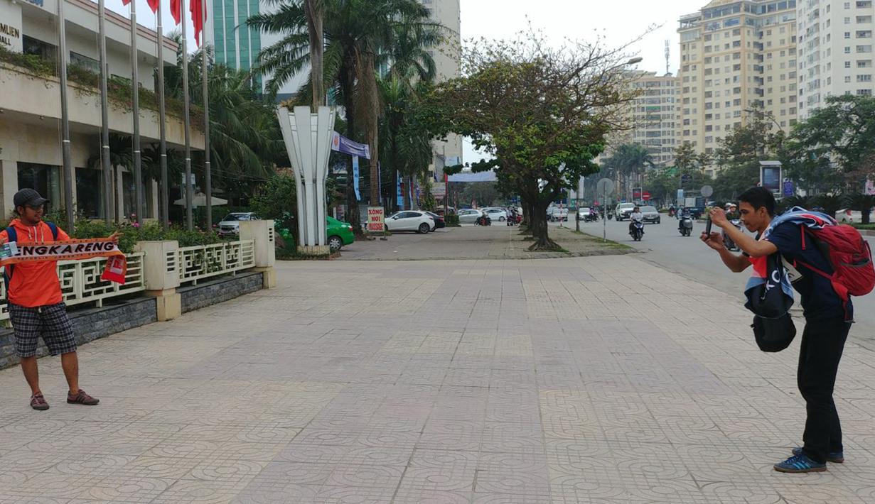 Seorang The Jakmania berpose di depan Hotel Saigon Kimlien tempat Persija Jakarta menginap di Vinh, Vietnam, Selasa (6/3/2018). Persija akan melawan wakil Vietnam, Song Lam Nghe An pada laga Piala AFC. (Bola.com/Reza Khomaini)