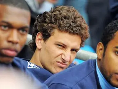 Winger Manchester City, Elano (tengah) duduk di bench bersama Robinho dan Nedum Onouha di laga lawan Fulham yang berlangsung di City of Manchester Stadium, 12 April 2009. AFP PHOTO/ANDREW YATES.
