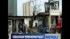 Warga juga berupaya menyelamatkan sisa-sisa harta benda mereka.