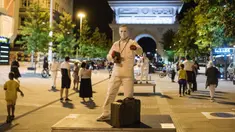Seorang peserta berpakaian patung tampil dalam Statue Fest 2020 dengan tema "Skopje Disaat Corona", di alun-alun utama Skopje, Ibu Kota Makedonia Utara, 5 September 2020. Festival ini diselenggarakan oleh "Teatrosk" produksi teater jalanan yang menampilkan berbagai figur. (Robert ATANASOVSKI/AFP)