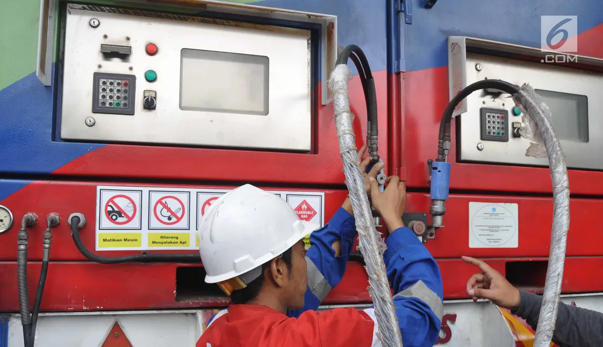 Petugas mempersiapkan selang gas untuk Bus BRT Trans Semarang di Pelataran Parkir Patra Jasa Semarang, Rabu (9/1). Sejumlah bus mulai beralih menggunakan Bahan Bakar Gas (BBG)  pada bus sedang (medium) . (Liputan6.com/Gholib)