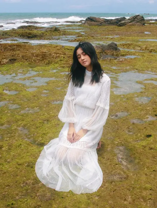 Meski selalu jadi perbincangan netizen, hal itu tak membuat pelantun lagu Jadi Kekasihku Saja ini patah semangat. Keisya masih kerap manggung, melakukan pemotretan, hingga syuting video klip. (Liputan6.com/IG/@keisyalevronka).