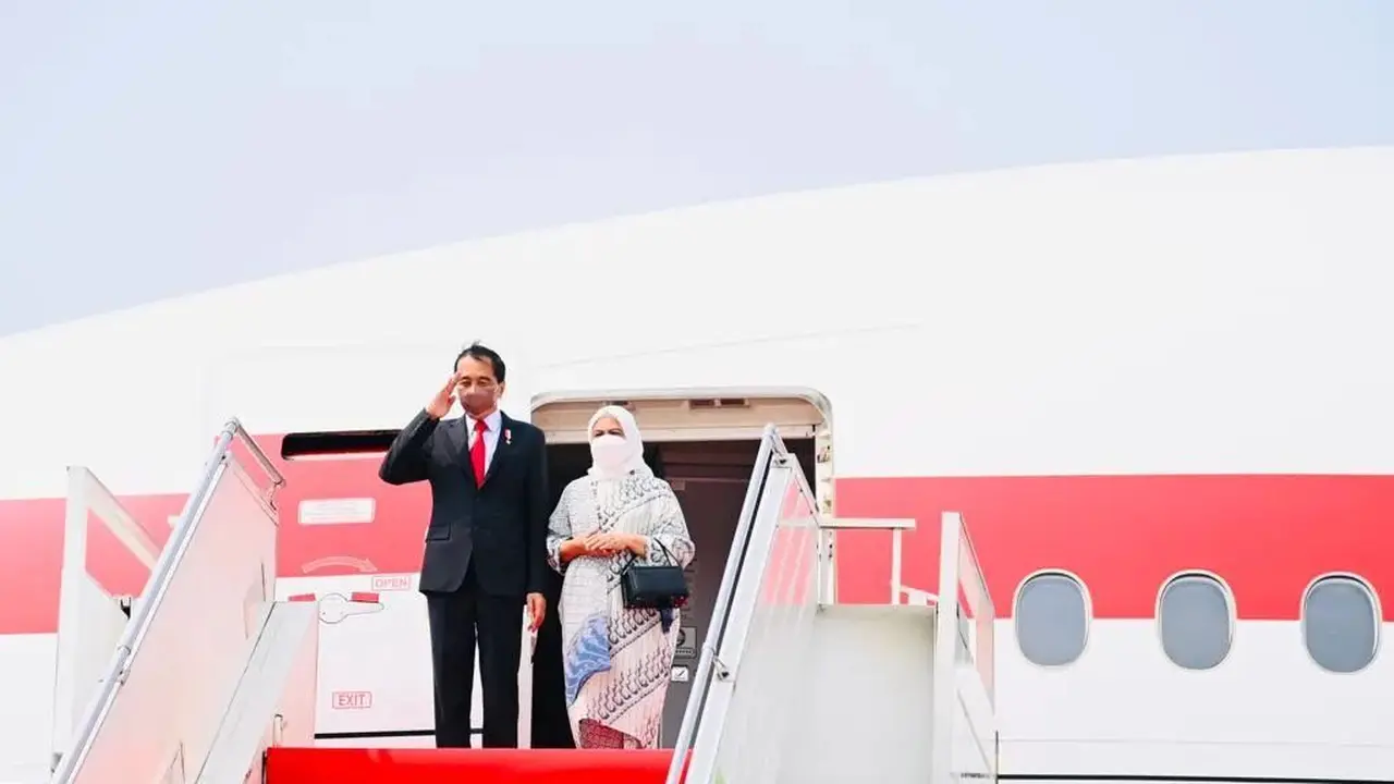 Ibu Negara Iriana Jokowi dan Presiden Jokowi di tangga pesawat. (Foto: Dok. Instagram terverifikasi @jokowi)