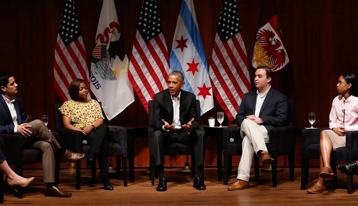 Mantan Presiden AS Barack Obama berbicara di sebuah forum dengan para pemimpin muda untuk membahas pengorganisasian masyarakat di University of Chicago di Chicago (24/4). (AFP Photo/ Jim Young)