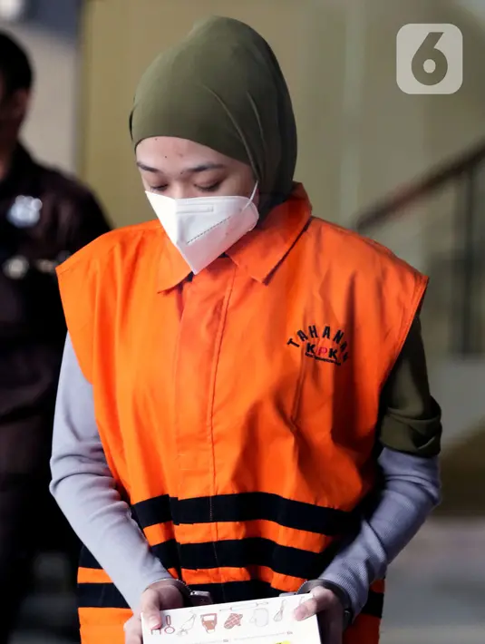 Bendahara Umum DPC Partai Demokrat, Nur Afifah Balqis usai menjalani pemeriksaan di Gedung KPK, Jakarta, Kamis (27/1/2022). Nur Afifah Balqis diperiksa terkait kasus dugaan suap pengadaan barang dan jasa serta perizinan di Pemkab Penajam Paser Utara (PPU). (Liputan6.com/Helmi Fithriansyah)