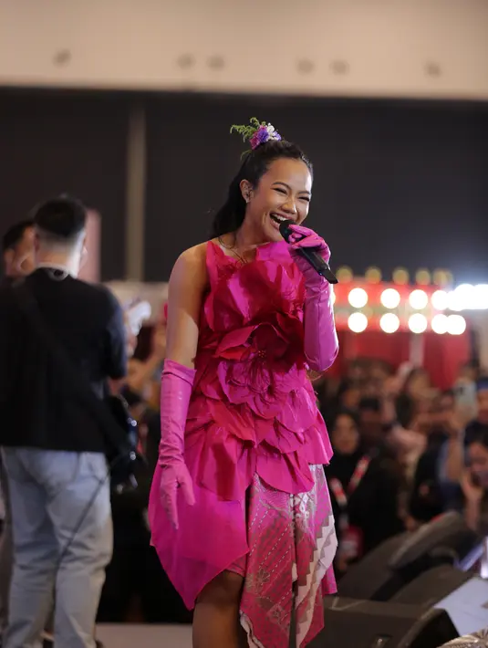 Mulai dari tawa hingga air mata, Yura berhasil membawa penonton tenggelam dalam lagu-lagunya. [Foto: Daniel Kampua/Fimela]