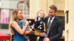 Ryan Reynolds dan Blake Lively berbahagia tampil bersama kedua anak mereka. (AFP/Bintang.com)
