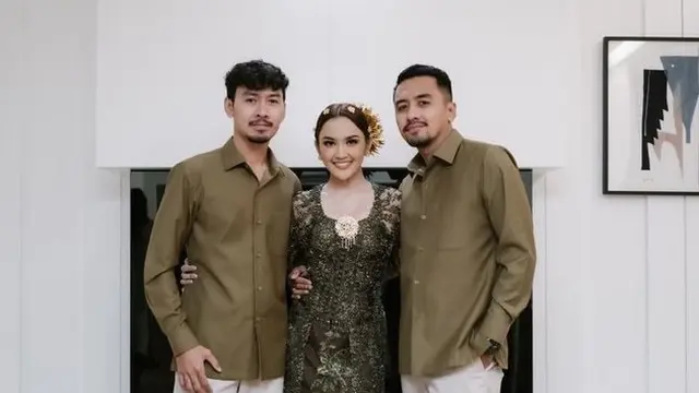 Potret kompak Mahalini Bersama dengan keluarganya