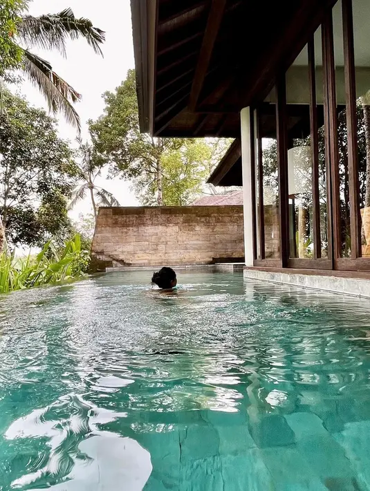 Tak hanya melakukan trekking saja, namun wanita 27 tahun ini juga terlihat menikmati waktu santainya di vila. Ia juga menyempatkan waktu untuk berenang di vila. (Liputan6.com/IG/@maudyayunda)