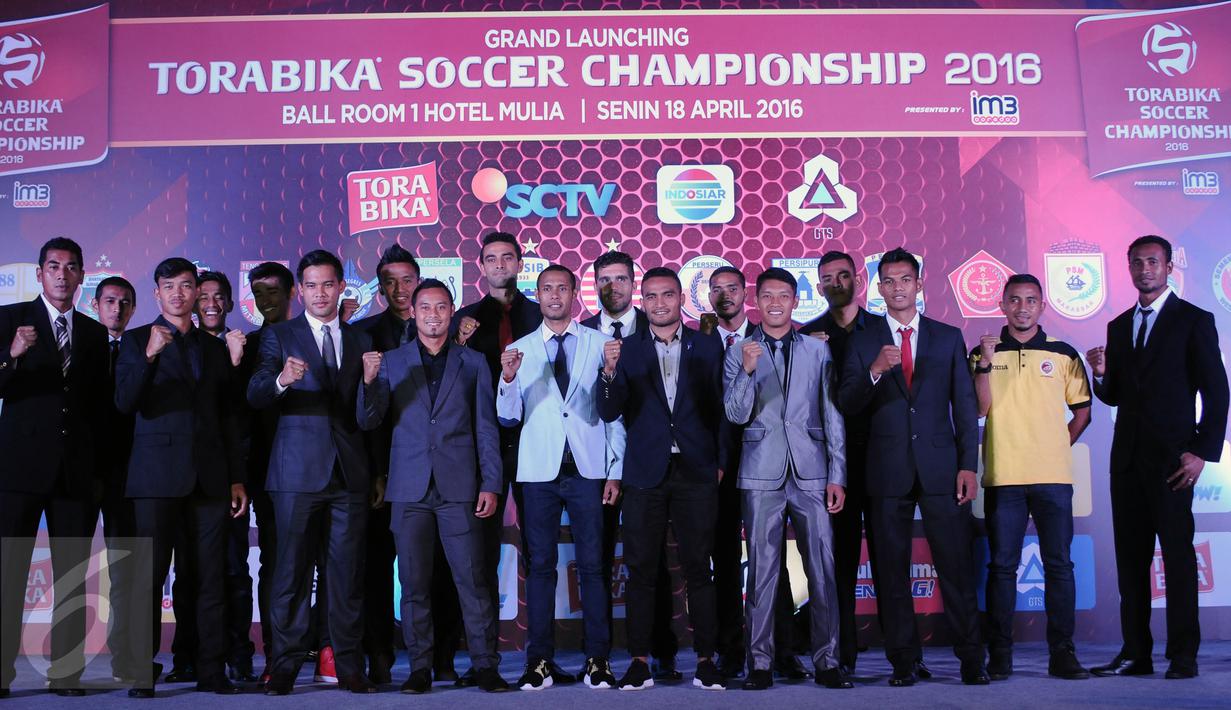 Perwakilan pemain dari 18 klub berfoto bersama saat peluncuran Torabika Soccer Championship 2016 di Hotel Mulia, Jakarta, Senin (18/4/2016). TSC diikuti 18 klub sepakbola professional se-Indonesia. (Liputan6.com/Helmi Fithriansyah)