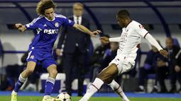 Gelandang Dinamo Zagreb, Robert Ljubicic dan bek AC Milan Pierre Kalulu bersaing pada pekan ke-5 Grup E Liga Champions 2022/2023 di Stadion Maksimir, Rabu (26/10/2022) dini hari WIB. Gol-gol dari Matteo Gabbia, Rafael Leao, penalti Olivier Giroud , dan gol bunuh diri Robert Ljubicic membantu AC Milan semakin dekat dengan tiket lolos ke babak 16 besar. (AP Photo)