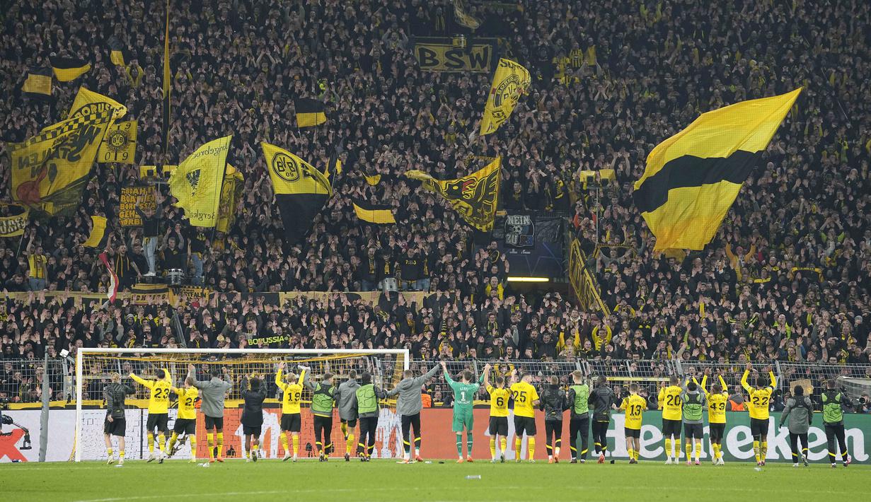 Selebrasi para pemain Borussia Dortmund setelah mengalahkan Chelsea dalam laga leg pertama babak 16 besar Liga Champions 2022/2023 di Signal Iduna Park, Dortmund, Kamis (16/2/2023) dini hari WIB. (AP Photo/Martin Meissner)