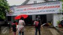 Sejumlah warga mendatangi Gereja Bethel Indonesia Kalijodo, Jakarta, Minggu (28/2/2016). Pemprov DKI Jakarta memberi kesempatan kepada warga Kristiani untuk beribadah sebelum penggusuran yang jatuh pada 29 Februari. (Liputan6.com/Gempur M Surya)