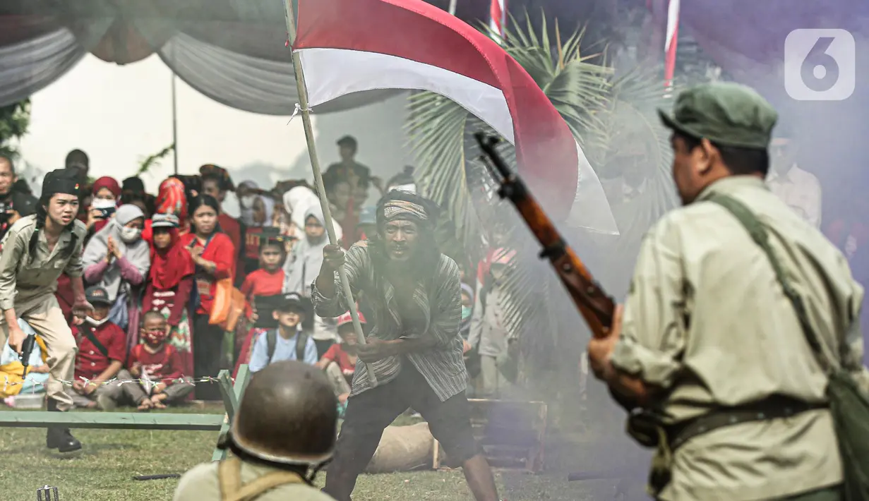 Sejumlah seniman memerankan para pahlawan dan penjajah dalam Pertunjukan Sosiodrama "Reenactor Bangor" Gelora Bangsa di halaman Museum Naskah Proklamasi, Jakarta, Selasa (16/8/2022). Pertunjukan tersebut merupakan salah satu rangkaian acara Napak Tilas Proklamasi dalam rangka menyambut Ke-77 Kemerdekaan Republik Indonesia (RI). (Liputan6.com/Faizal Fanani)