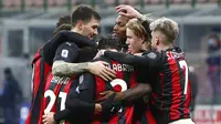 Para pemain AC Milan merayakan gol ke gawang Torino pada laga Liga Italia di Stadion San Siro, Sabtu (9/1/2021). AC Milan menang dengan skor 2-0. (AP Photo/Antonio Calanni)