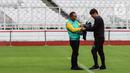 Pelatih Timnas Indonesia Shin Tae-yong (kanan) memasangkan sarung tangan untuk Menteri Pemuda dan Olahraga Zainudin Amali saat Hitung Mundur 100 Hari Menuju Piala Dunia U-20 di Stadion Utama Gelora Bung Karno, Jakarta, Kamis (9/2/2022). Piala Dunia U-20 2023 akan digelar di Indonesia mulai 20 Mei hingga 11 Juni mendatang di Stadion Utama Gelora Bung Karno. (Liputan6.com/Johan Tallo)