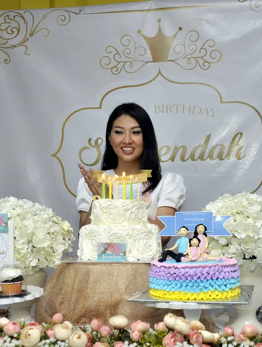 Hari Senin, tepat usia Sarwendah Tan, mantan anggota girlband Cherrybelle genap berusia 27 tahun. Bersama anak, Thalia Putri Onsu serta suaminya, ia merayakannya bersama anak-anak penderita kanker, dikawasan Cempaka Putih. (Nurwahyunan/Bintang.com)